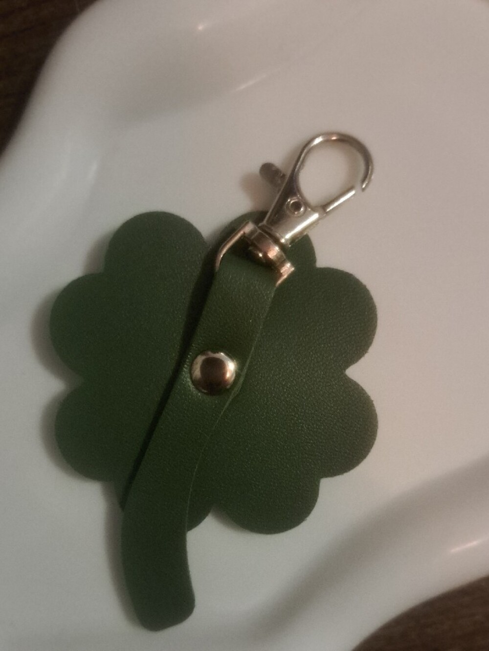 Green Faux Leather Four Leaf Clover Purse Bag Charm Keychain New - Picture 3 of 4